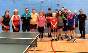Mae academi tennis bwrdd llwyddiannus wedi denu nifer fawr o bobl ers lansio eleni.