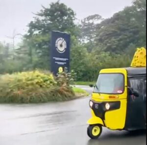 Llaethdy mwyaf Cymru yn croesawu elusen Tuk-Tuk sy’n cael ei rhedeg gan gyd-laethdy o Loegr