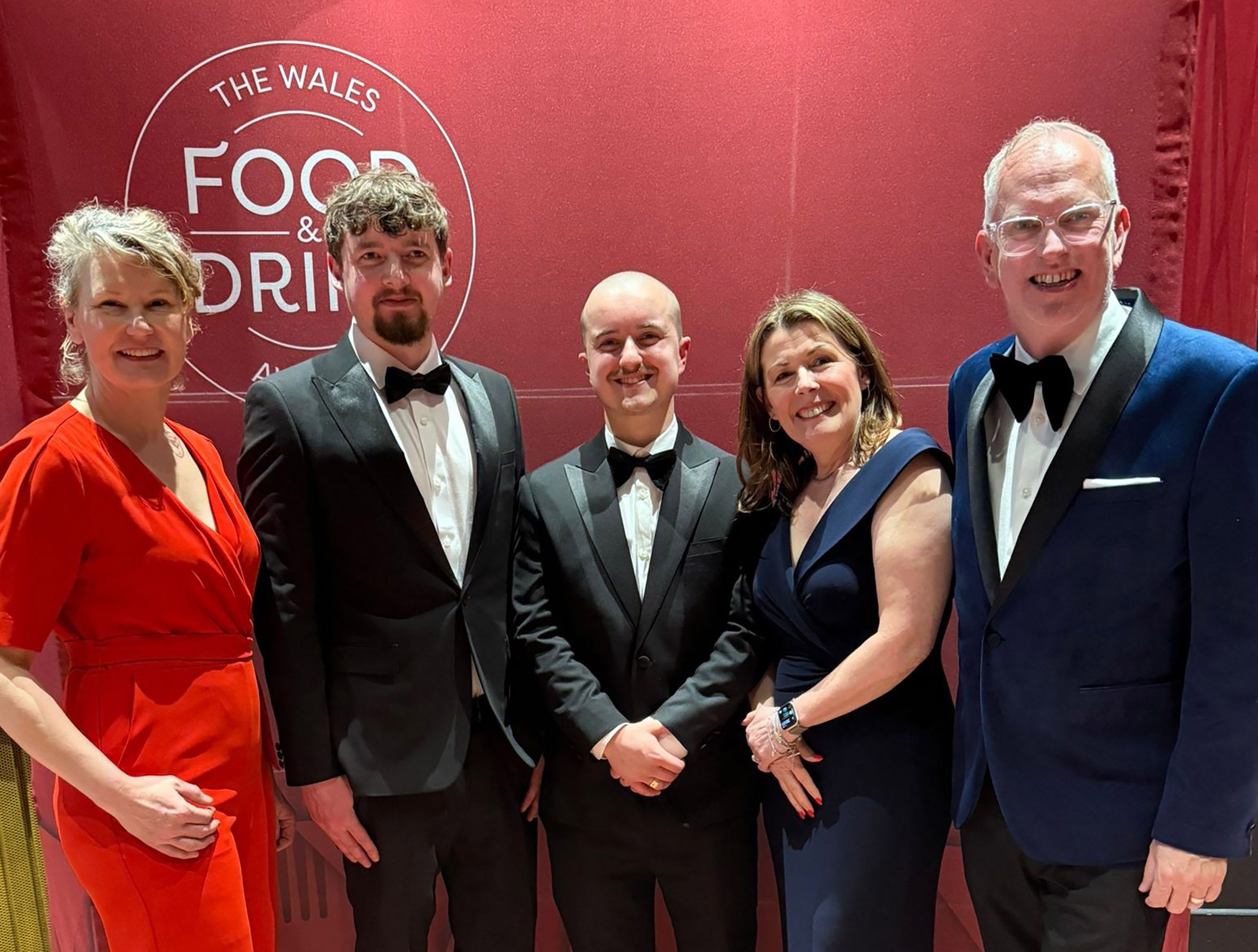 Cwmni Hyfforddiant yn dathlu tri phrentis Gwobrau Bwyd a Diod Cymru 2026