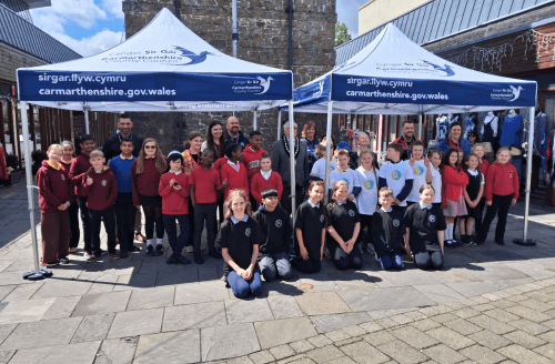 Masnachwyr Iau 2026 yn tynnu sylw at entrepreneuriaid ifanc ledled Sir Gaerfyrddin