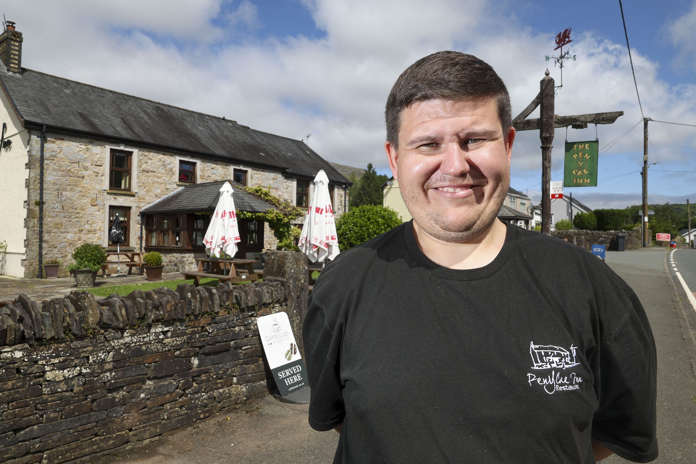 Niwroamrywiaeth a dysgu gydol oes yn profi’n gyfuniad grymus i Aaron Niwroamrywiaeth a dysgu gydol oes yn profi’n gyfuniad grymus i Aaron